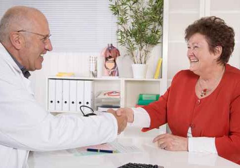 Hausarzt begrt seine senior Patientin mit Handschlag